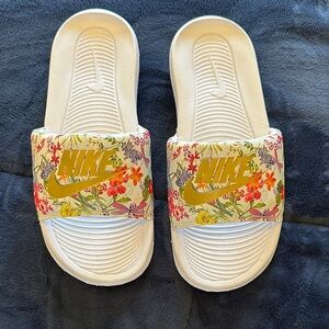Nike Floral Sandals - White and Gold